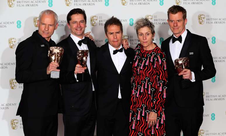 Martin McDonagh, Peter Czernin, Sam Rockwell, Graham Broadbent e Frances McDormand do filme "Tr&ecirc;s An&uacute;ncios para um Crime" posam para fotos na premia&ccedil;&atilde;o Bafta, em Londres 18/02/2018 REUTERS/Hannah McKay