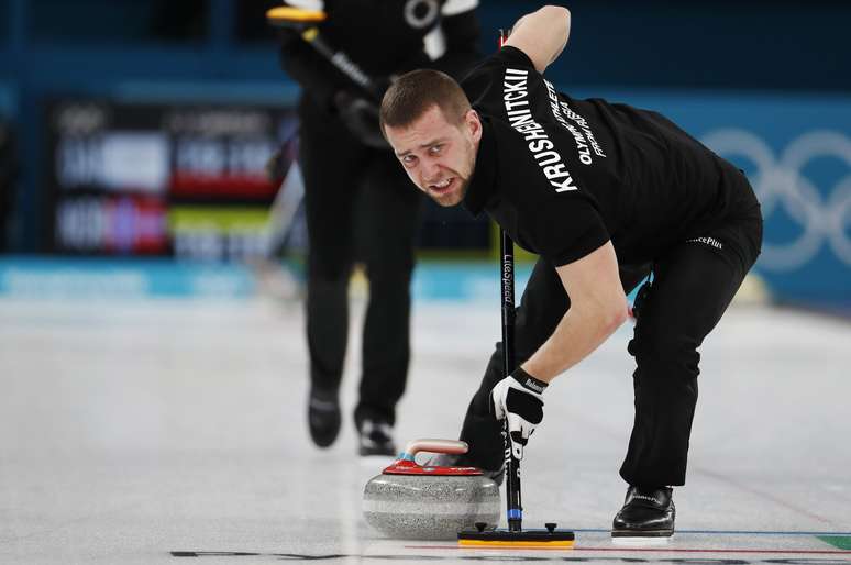 Alexander Krushelnitsky, da Rússia, durante jogo de curling na Olimpíada de Inverno de Pyeongchang, na Coreia do Sul 13/02/2018 REUTERS/Cathal McNaughton