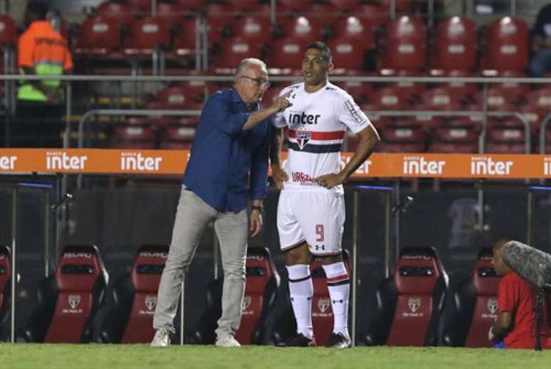 O técnico Dorival Júnior e o centroavante Diego Souza têm sido criticados pela torcida (Divulgação/saopaulofc.net)