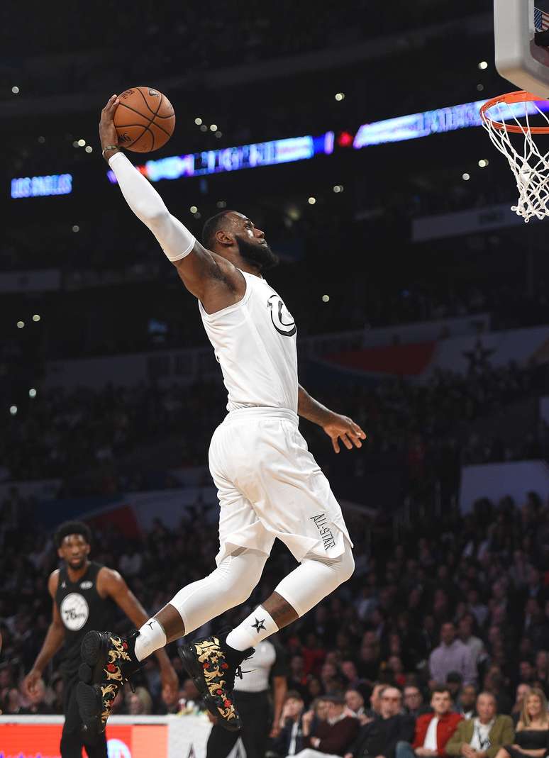 LeBron James salta para enterrar a bola durante o Jogo das Estrelas da NBA. O ala-pivô acabou eleito como o Melhor Jogador da Partida.