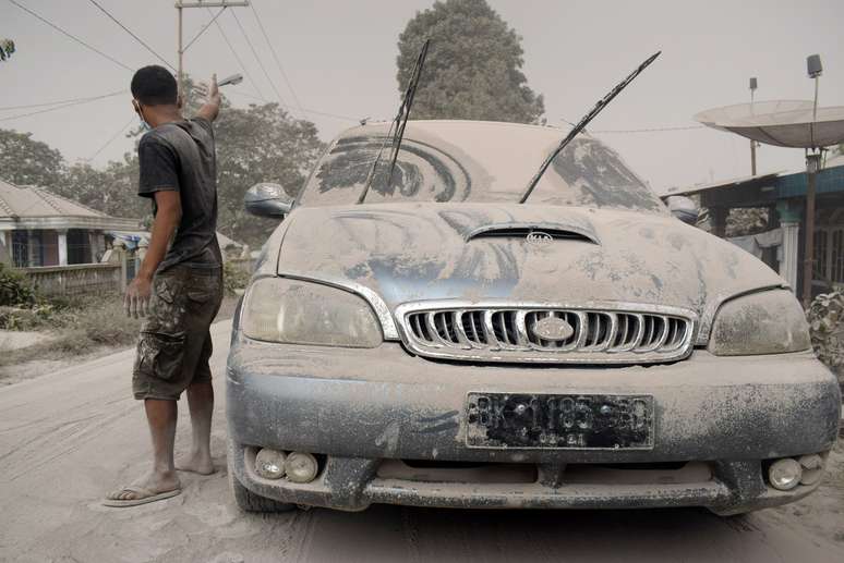 Cinzas do vulcão Sinabung cobrem ruas e carros na Indonésia
