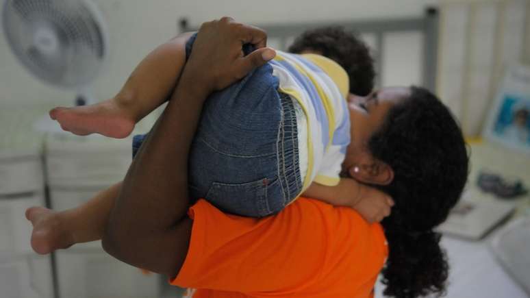Mãe com filho no Complexo Penitenciário de Bangu; proteção à criança depende da proteção à presa, diz advogado | Foto: Tânia Rêgo/Ag. Brasil