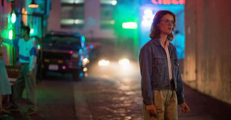 Cena de San Junipero, em que as pessoas &agrave; beira da morte podem escolher ter sua consci&ecirc;ncia eternizada em uma vida virtual (Foto: Reprodu&ccedil;&atilde;o)