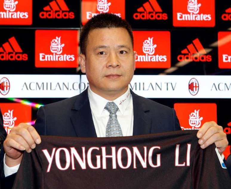 Yonghong Li mostra camisa do Milan durante entrevista
 14/4/2017    REUTERS/Alessandro Garofalo