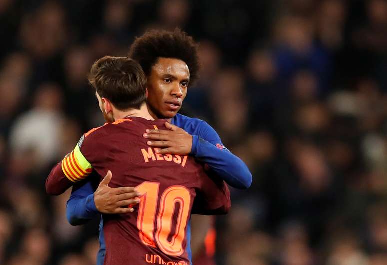 Messi e Willian se abraçam após empate de 1 x 1 
 20/2/2018    Action Images via Reuters/Andrew Boyers