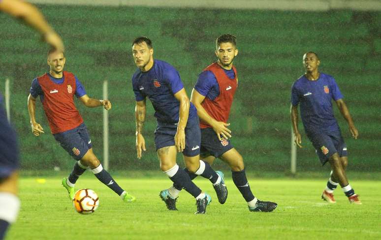 Elenco do Vasco treinou na noite dessa segunda-feira no Estádio Ramón Tahuichi Aguilera, em Santa Cruz de la Sierra, na Bolívia.