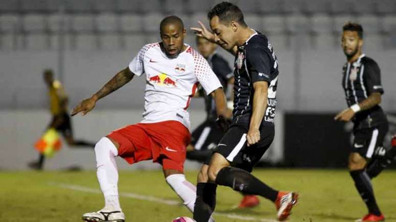 Corinthians sai na frente, mas cede empate ao RB com gol contra de Juninho Capixaba (Foto: Daniel Vorley/AGIF)