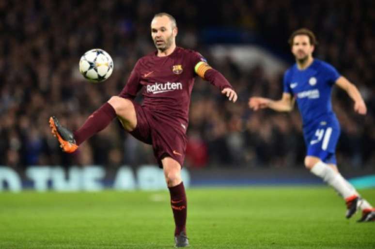 Inieste foi fundamental no gol do Barcelona, no empate com o Chelsea (Foto: Glyn KIRK / AFP)