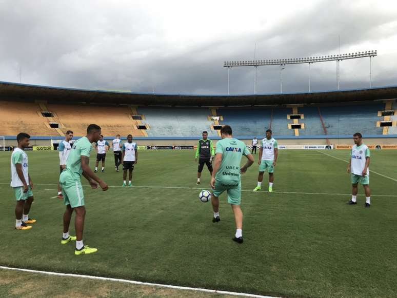 Equipe do Goiás em reconhecimento do gramado. (Foto: Divulgação/Goiás)