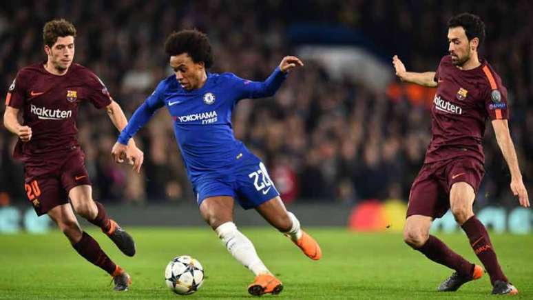 Willian teve grande atuação contra o Barça, acertando duas bolas na trave e marcando um gol (Foto: AFP)