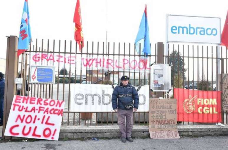 Funcionário se acorrenta na entrada da fábrica da Embraco na Itália