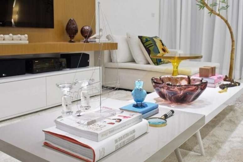 5. Muitas vezes basta um toque de cor para deixar o ambiente mais bonito. Projeto de Rodrigo Fonseca