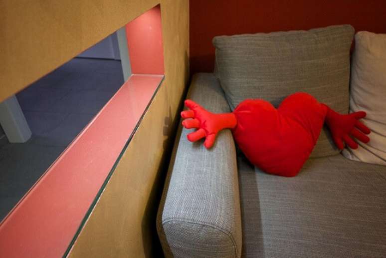 6. Voc&ecirc; pode tamb&eacute;m apostar em almofadas com formatos incomuns. Projeto de Gabriele Barotto