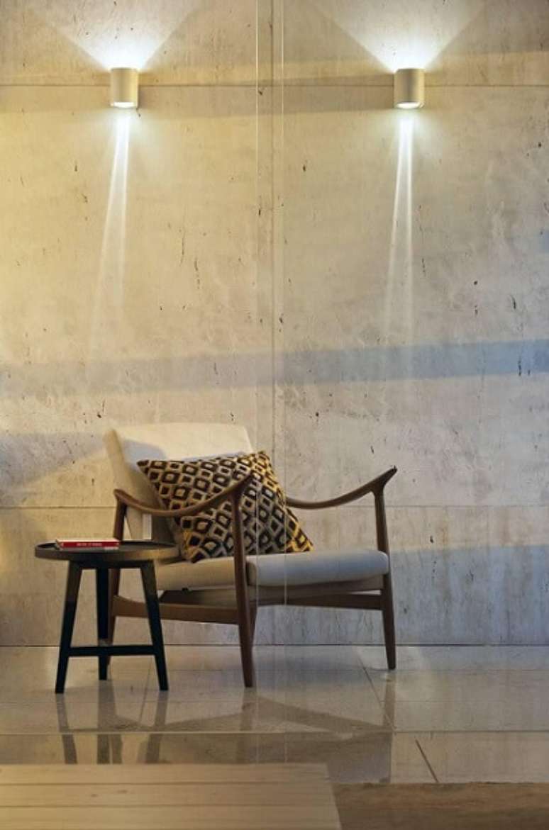 71. As cores dessa almofada decorativa ficam &oacute;timos na decora&ccedil;&atilde;o neutra. Projeto de Renata Basques