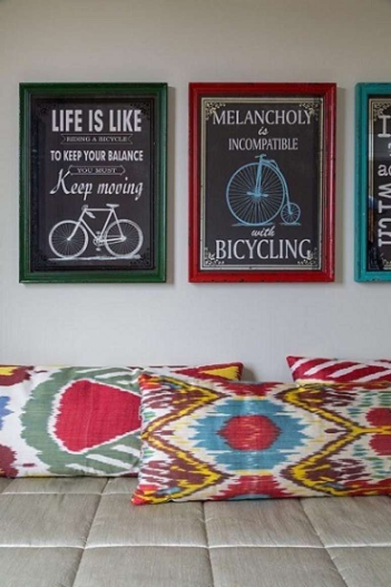 57. As almofadas coloridas ressaltam as cores das molduras. Projeto de Ana Yoshida