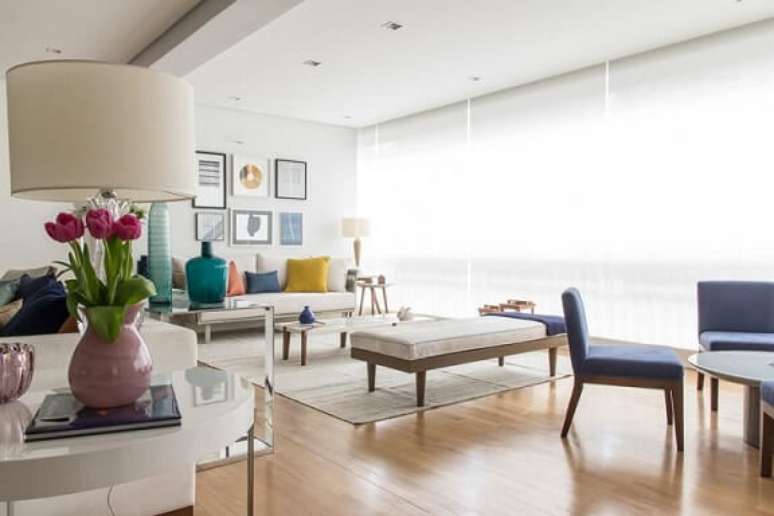 42. O projeto de Marilia Veiga traz uma sala clara com toques de cor nas almofadas