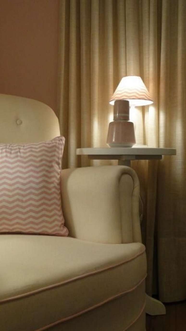 72. Almofada decorativa combinando com a estampa do abajur. Projeto de Meyer Cortez