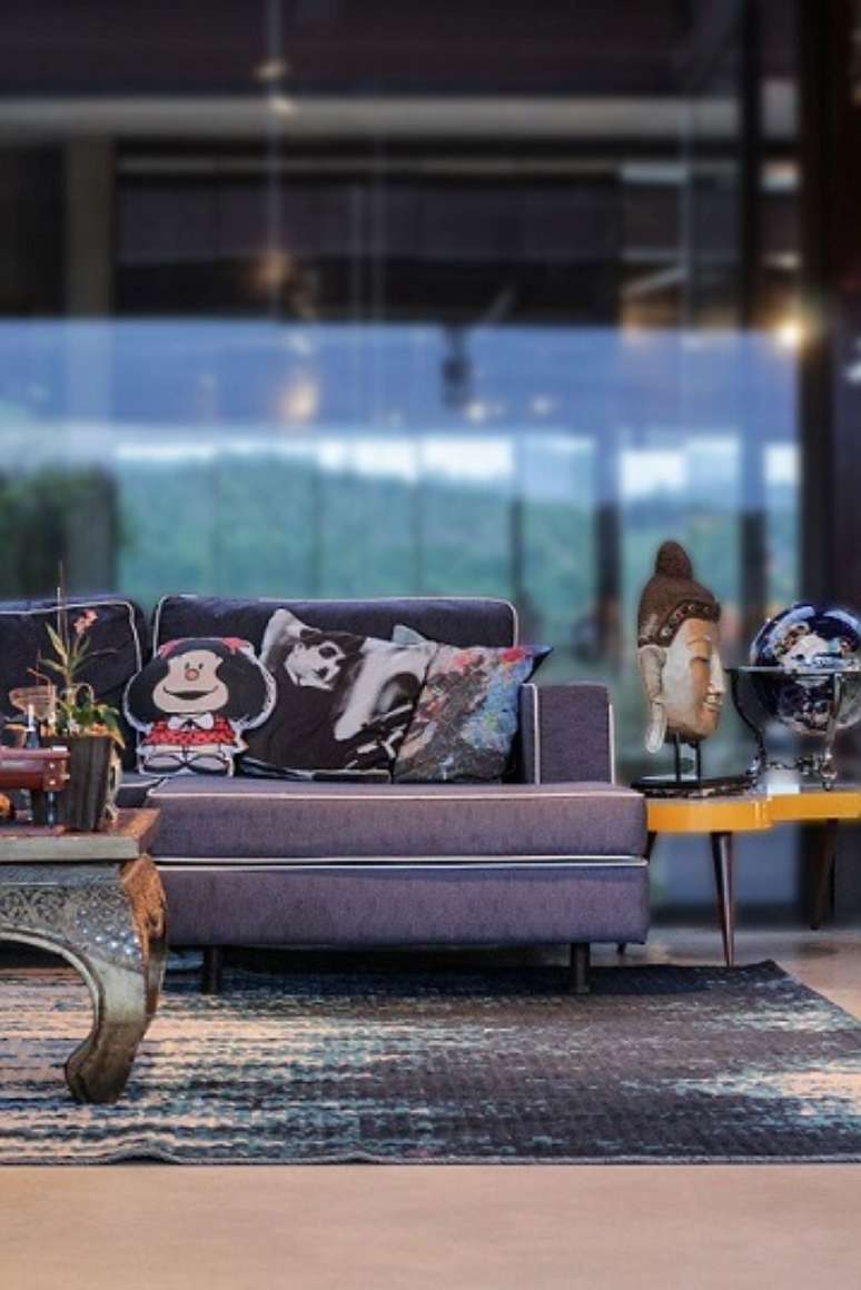 46. Voc&ecirc; pode usar as almofadas para mostrar seus gostos pessoais, como neste projeto de Flavia Medina