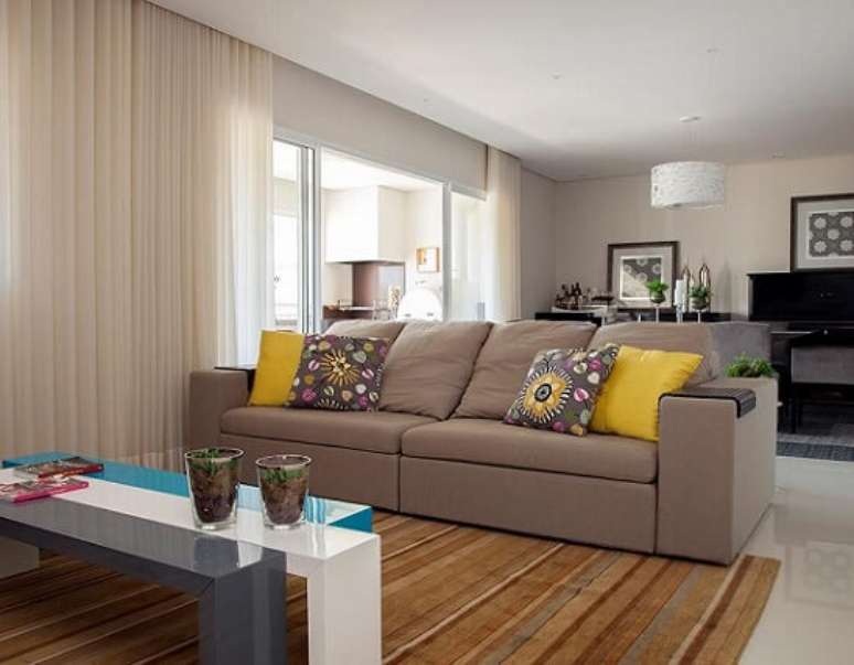 19. O toque de cor no ambiente fica por conta das almofadas. Projeto de Sandra Sanches