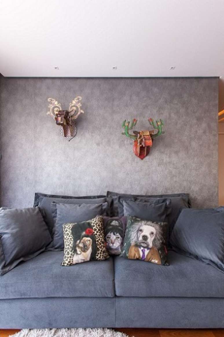 33. As estampas divertidas das almofadas combinam com as decora&ccedil;&otilde;es de parede. Projeto de Liane Martins