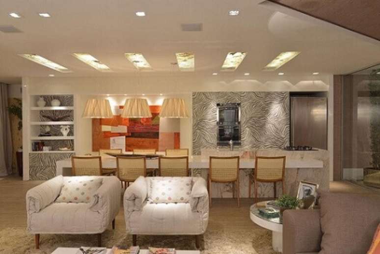 67. Na sala, outros m&oacute;veis podem ter tamb&eacute;m almofadas, como as poltronas. Projeto de Anna e Anderson