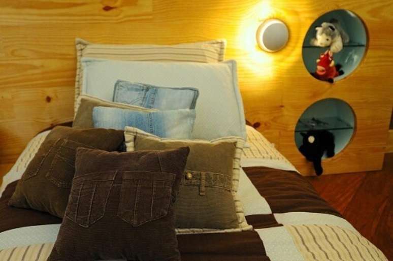 62. H&aacute; quem reaproveite suas cal&ccedil;as antigas para fazer capas de almofada. Projeto de Maria Claudia