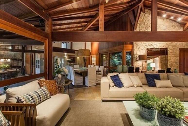 20. Uma casa com decora&ccedil;&atilde;o bem neutra pode ficar mais interessante com almofadas decorativas. Projeto de Juliana Pippi