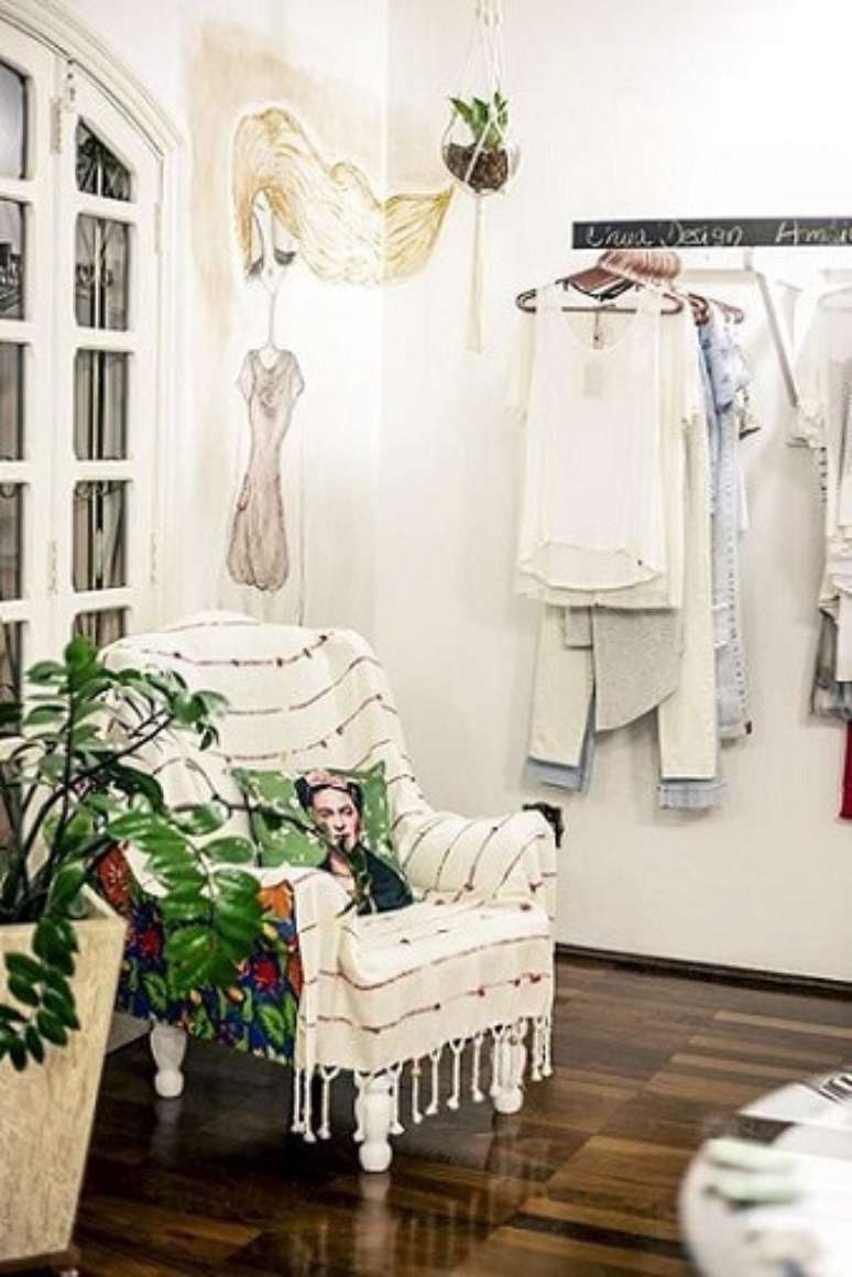 68. A estampa de Frida Kahlo combina com a estampa da poltrona. Projeto de Casa Aberta