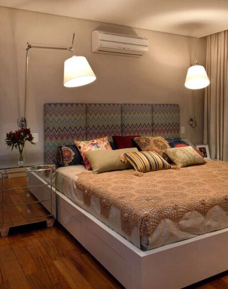 50. As almofadas decorativas deixam o quarto mais aconchegante. Projeto de Crisa Santos Arquitetos