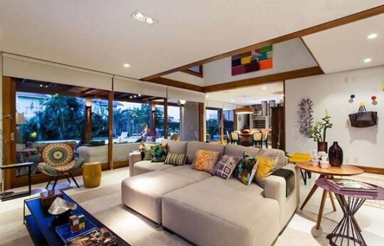 21. Veja como o ambiente fica mais alegre gra&ccedil;as ao uso de almofadas coloridas. Projeto de Juliana Pippi