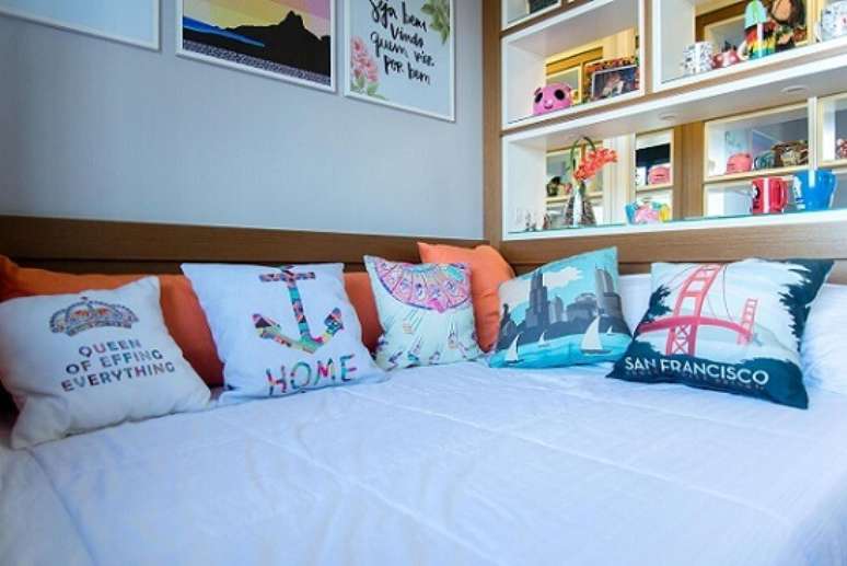 51. Em quartos de adolescentes e jovens adultos, as almofadas divertidas t&ecirc;m espa&ccedil;o garantido. Projeto de Roberta Menna Barreto