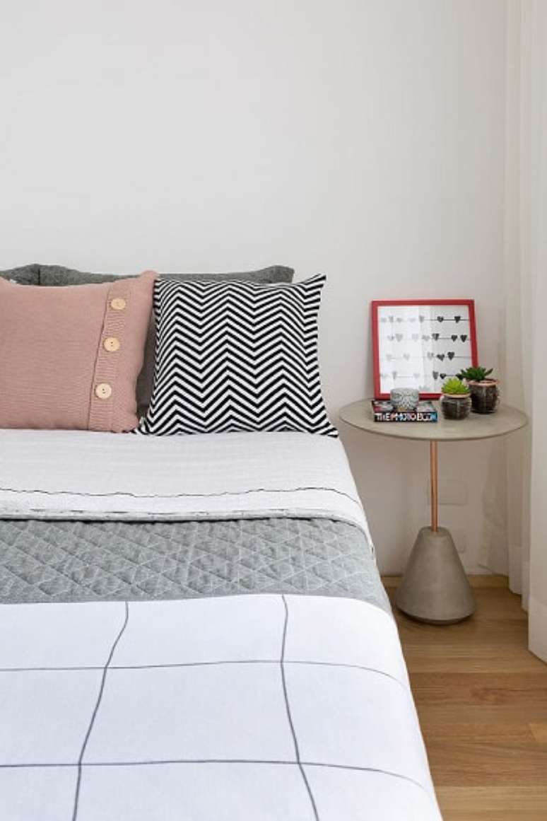 53. O quarto claro combinou perfeitamente com estas almofadas decorativas. Projeto de Doob Arquitetura