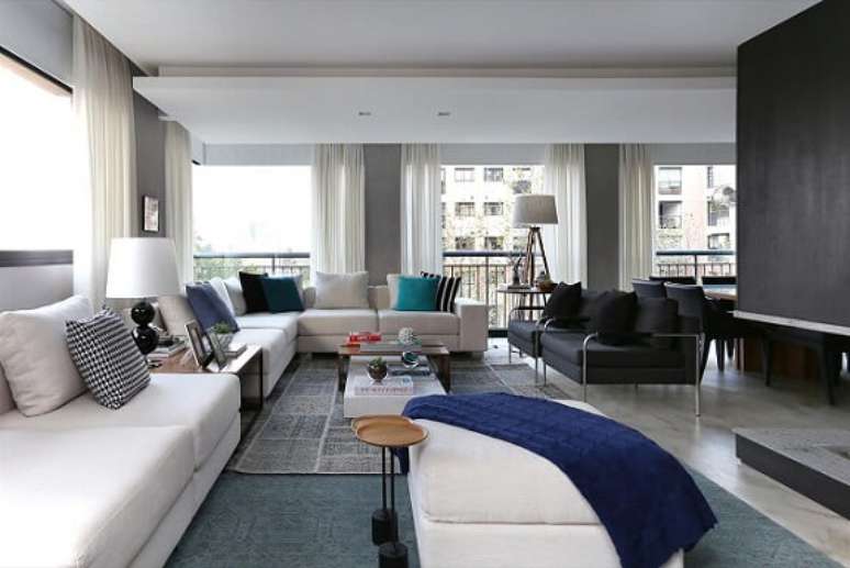 39. Esta sala neutra fica muito mais chamativa com as almofadas. Projeto de Hildebrand Silva Arquitetura