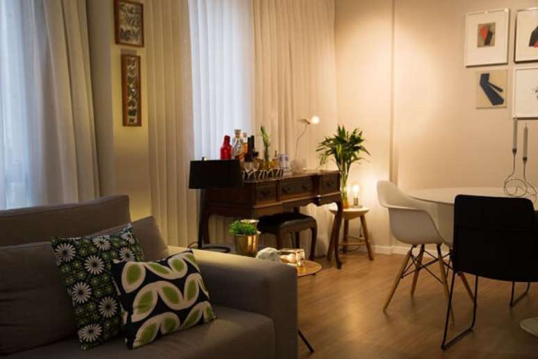 34. No projeto de Carolina Elias Annibal, as almofadas ganham mais vida por combinarem com as plantas expostas na sala