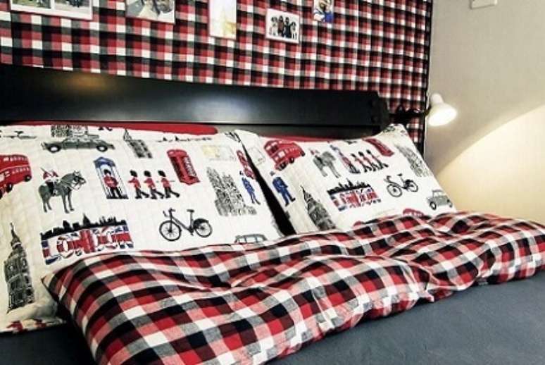 54. Aqui, as almofadas combinam com a estampa da parede. Projeto de Casa Aberta