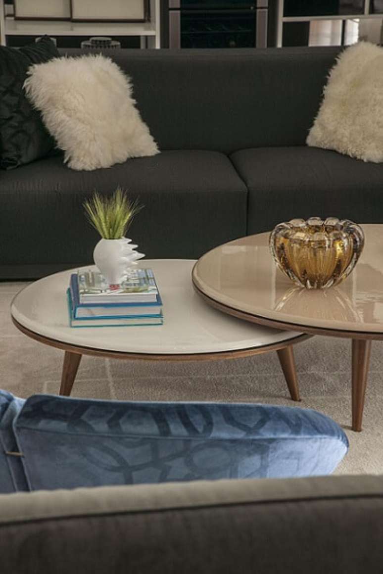 36. As almofadas felpudas s&atilde;o uma grande tend&ecirc;ncia atual! Projeto de Erica Salguero