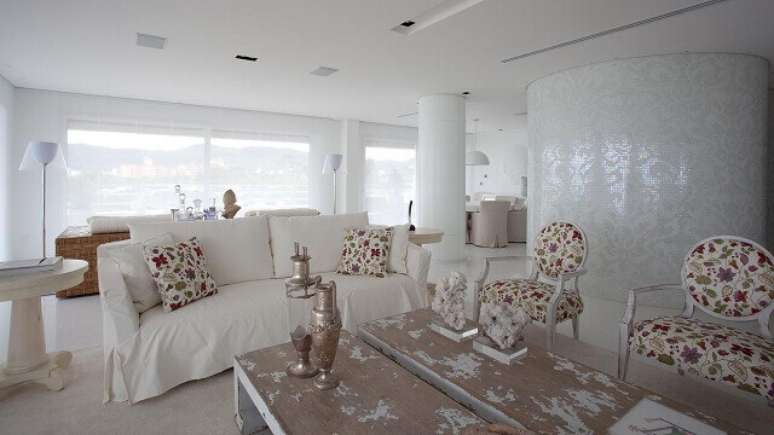 47. Almofadas floridas combinando com as poltronas. Projeto de Jayme Bernardo