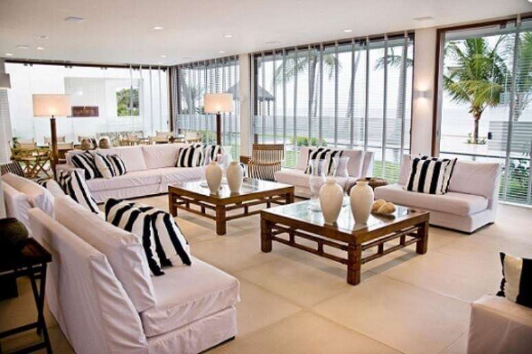 24. As listras s&atilde;o uma estampa cl&aacute;ssica, que nunca sai de moda. Projeto de Renato Teles Arquitetura