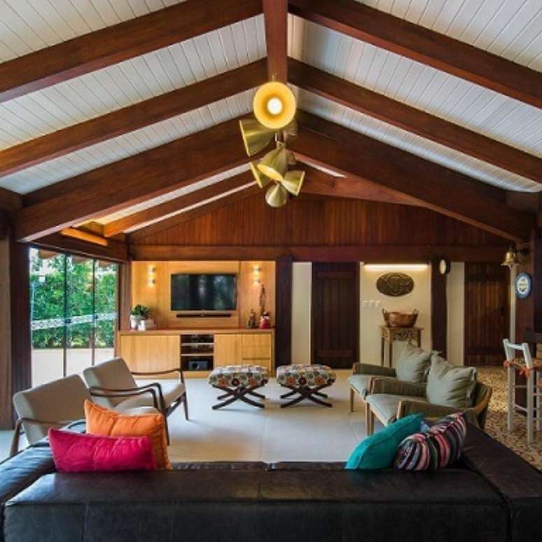 9. As almofadas decorativas para sof&aacute; coloridas se tornam ponto focal do projeto de Camila Tann