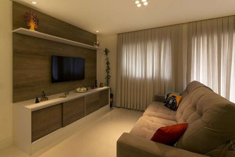 13. O ambiente s&eacute;rio fica mais descontra&iacute;do com almofadas decorativas divertidas. Projeto de Juliana Conforto