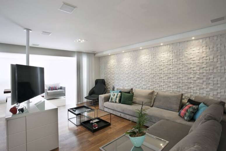 26. Almofadas decorativas variadas em sof&aacute; grande. Projeto de Katia Llaneli