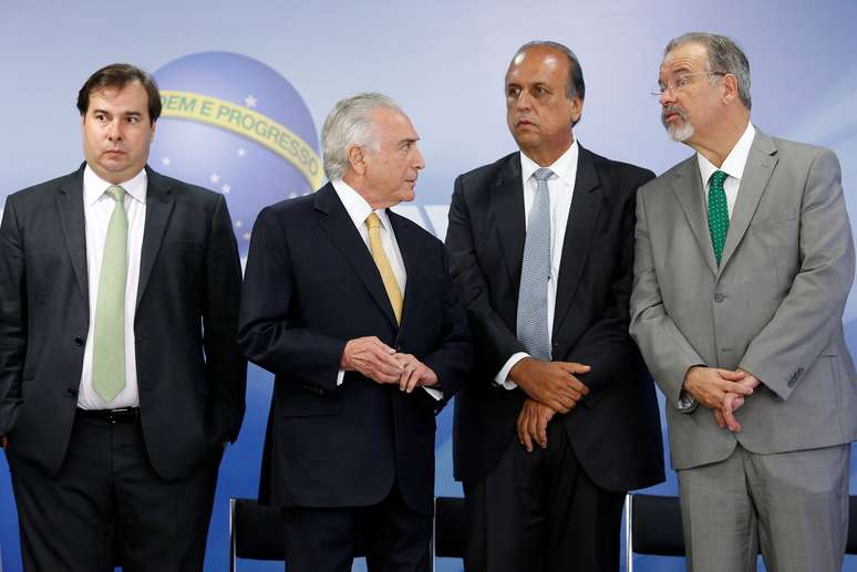 Membros do Executivo e do Legislativo, incluindo o presidente Michel Temer (centro) e o ministro Raul Jungmann (à direita); intervenção no Rio está prevista para durar todo este ano 
