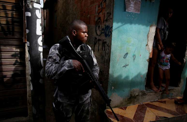Militar durante operação na comunidade da Kelson's, no Rio