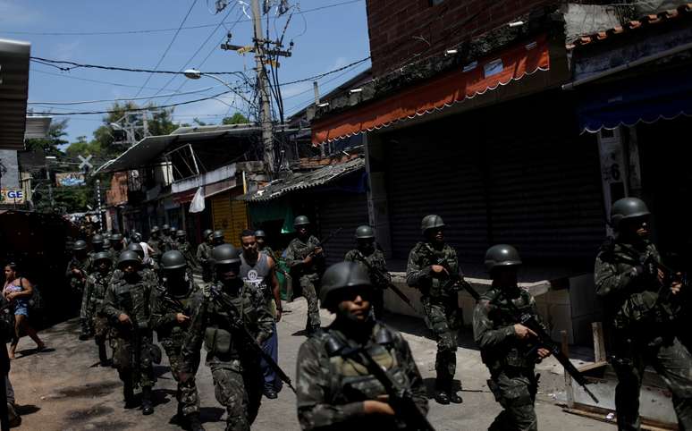 Segundo estudiosos, medidas de segurança ventiladas pelo governo colocam em risco princípios constitucionais como o direito à inviolabilidade do domicílio 