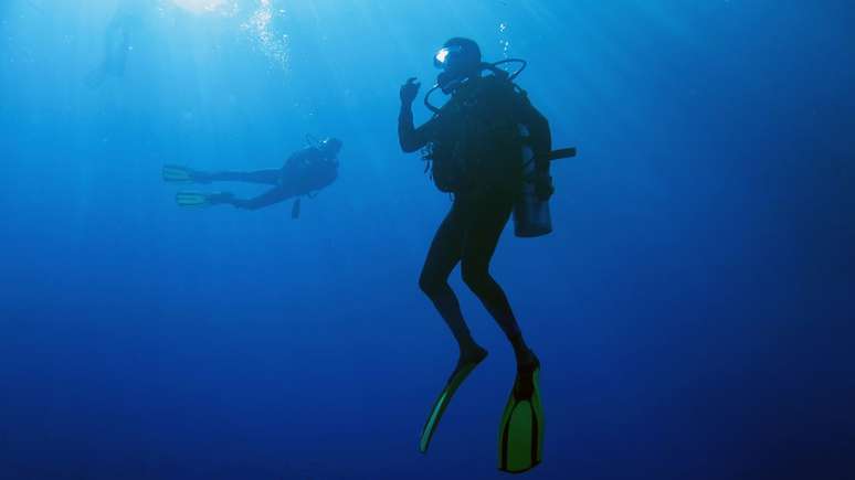 Os mergulhadores precisam fazer paradas de segurança ao retornar à superfície para não ter problemas de descompressão