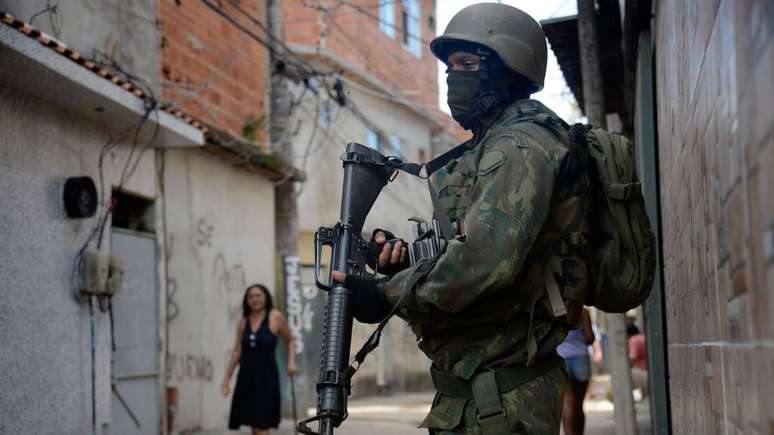 Militar do Exército nesta terça-feira na Favela Kelson's, na Penha, zona norte do Rio | Foto: Fernando Frazão/Ag. Brasil