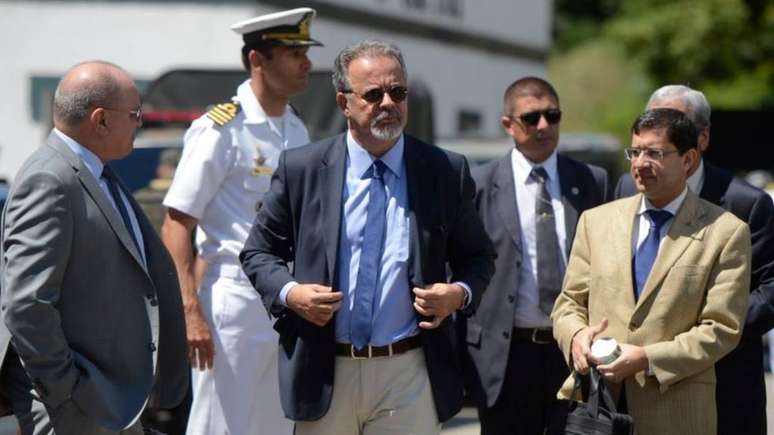 Raul Jungmann (centro, de óculos escuros) deve voltar a comentar o assunto no começo da tarde de hoje | Foto: Tânia Rego/Ag. Brasil