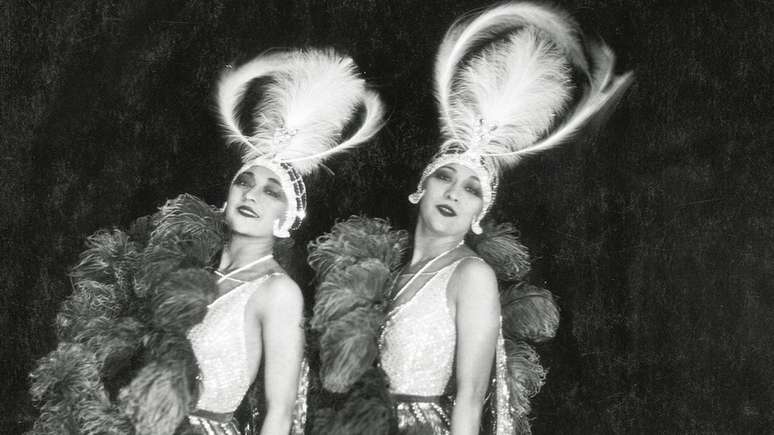 As irm&atilde;s Dolly representavam a extravag&acirc;ncia dos anos 1920 - elas recebiam U$1.200 por noite para aparecer no teatro Moulin Rouge | Foto: James Abbe Archive