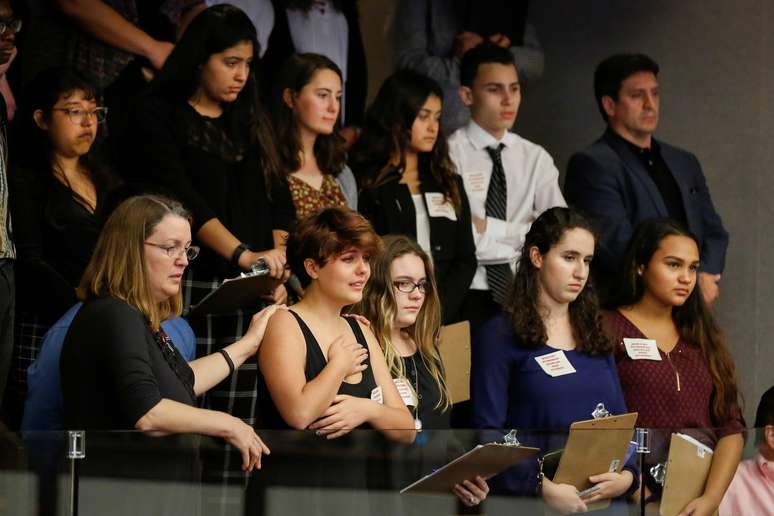 Alunos da Marjory Stoneman Douglas High School se reúnem com parlamentares estaduais da Flórida em Tallahassee
20/02/2018 REUTERS/Colin Hackley