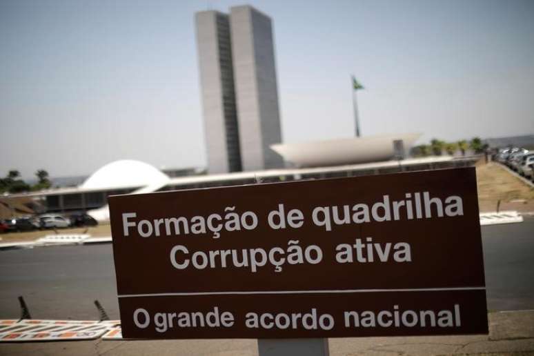 Placa de protesto contra a corrupção em frente ao Congresso, em Brasília 16/10/2017 REUTERS/Ueslei Marcelino